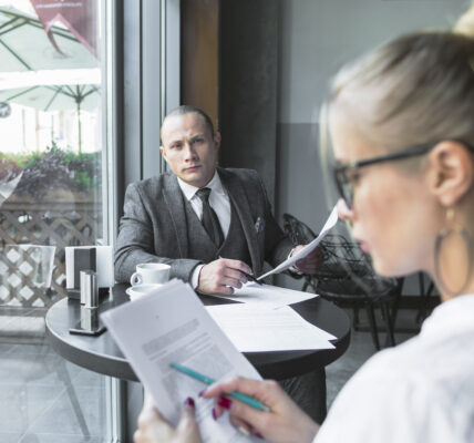 Navigating Divorce: How to Choose the Right Lawyer for Your Case